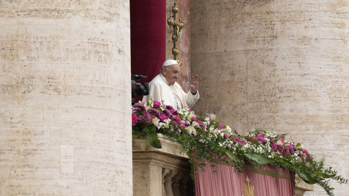 Papa, Aziz Petrus Meydanı'na bakan balkondan kalabalığa seslendi