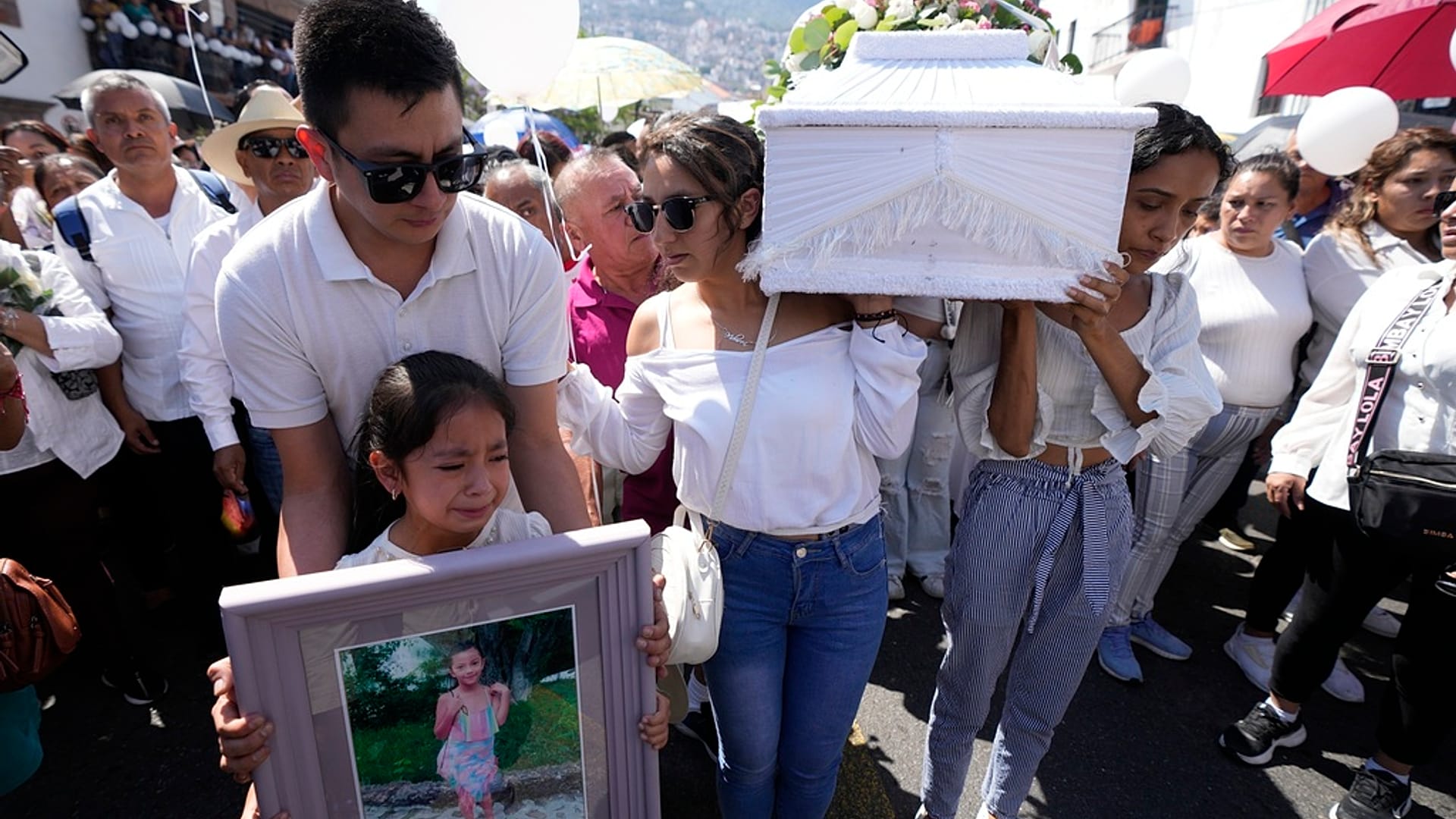 Una multitud mata a una mujer acusada de asesinar a una niña en México ...
