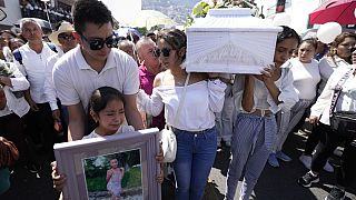 Una amiga de la niña Camila en su entierro.