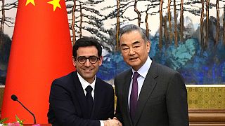 Stéphane Séjourné, ministre français des Affaires étrangères, et son homologue chinois, Wang Yi, à Pékin, lundi 1er avril. 