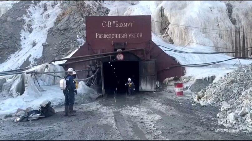 Imagen de la entrada a la mina de oro Pionera, en Rusia, donde quedaron atrapados trece trabajadores tras un derrumbe.