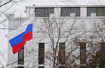 پرچم روسیه در بیرون از سفارت این کشور در واشنگتن آمریکا، فوریه ۲۰۲۴