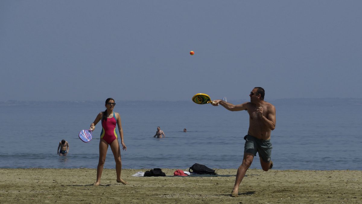 Les températures chaudes envoient les Chypriotes à la plage le jour de la fête nationale