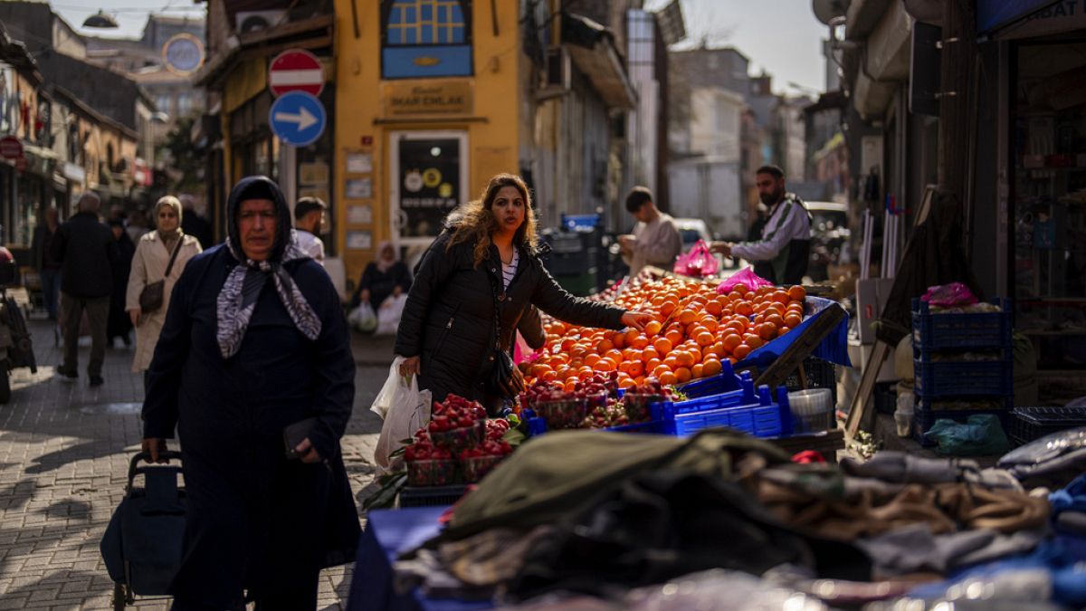 Persone in un mercato di strada a Istanbul