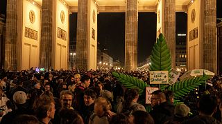 تجمع جوانان در دروازه براندنبورگ واقع در برلین آلمان در حالی که ماری‌جوانا مصرف می‌کنند، آوریل ۲۰۲۴