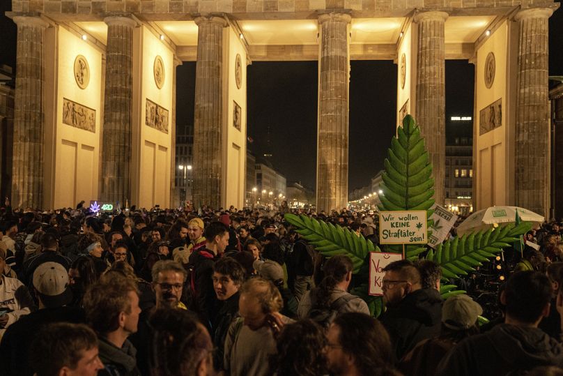 Cannabisfreunde versammelten sich am Brandenburger Tor, um einen Joint zu rauchen.