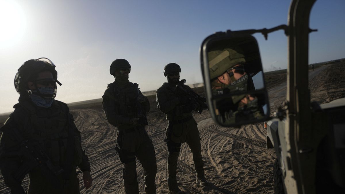 Haaretz'e konuşan üst düzey savunma yetkilisi, pek çok İsrailli askerin "kendi angajman kurallarını" yazdığını vurguladı