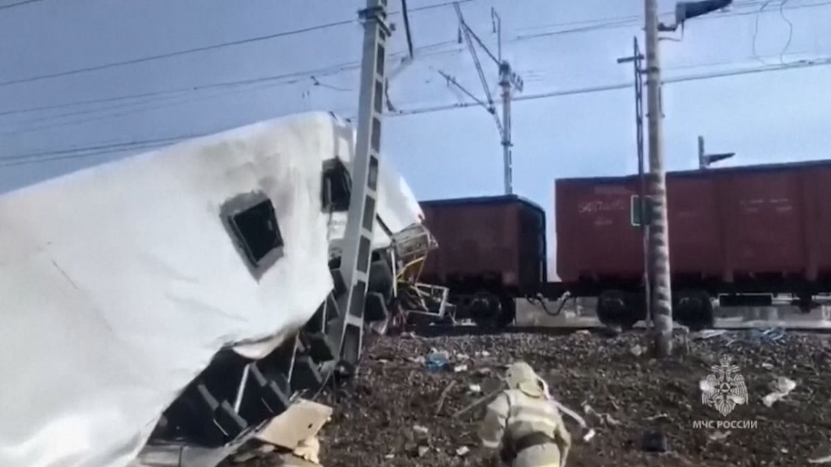 Eight dead as bus collides with train in Russia thumbnail