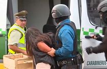 Mujer detenida tras abrir fuego en un mercado de Santiago de Chile.