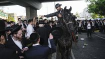 الشرطة الإسرائيلية تفرق احتجاجا للتجنيد في الجيش، في وسط إسرائيل. 