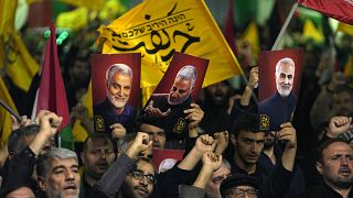Iráni tüntetők  az izraeli légicsapásban meghalt tábornok fotójával Teheránban