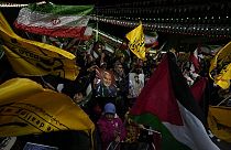 Manifestantes iraníes asisten a una reunión antiisraelí para condenar el asesinato de miembros de la Guardia Revolucionaria Iraní en Siria, en la plaza Felestin (Palestina)