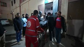 Opfer des Luftangriffes im Al-Aksa-Märtyrer-Krankenhaus in Deir al-Balah.