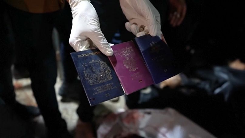 Pasaportes de tres de los cuatro voluntarios muertos en el ataque aéreo israelí