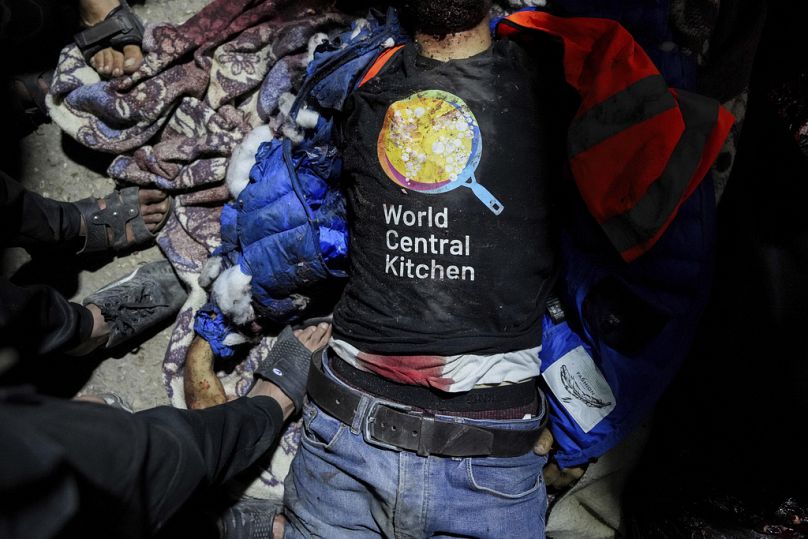 Die Leiche einer Person, die ein T-Shirt von World Central Kitchen trägt, liegt auf dem Boden im Al-Aksa-Märtyrer-Krankenhaus in Deir al-Balah.