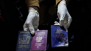 A WCK brit, lengyel és ausztrál segélymunkásának vérrel borított útlevele, Deir al-Balah, Gázai övezet, 2024. április 2. 