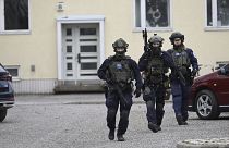 عناصر الشرطة في المنطقة بجانب المدرسة التي تم فيها إطلاق النار في إحدى ضواحي العاصمة الفنلندية هيلسينكي