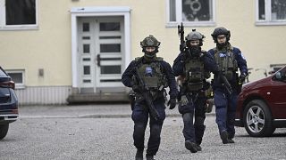 عناصر الشرطة في المنطقة بجانب المدرسة التي تم فيها إطلاق النار في إحدى ضواحي العاصمة الفنلندية هيلسينكي