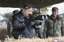 صورة مصدرها حكومة كوريا الشمالية تظهر الزعيم الكوري الشمالي كيم جونغ أون وهو يشرف على تدريبات إطلاق المدفعية في كوريا الشمالية يوم 7 مارس/آذار 2024