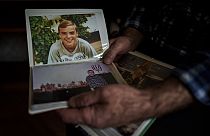 Oleksandr Turovskyi, cuyo hijo Sviatoslav fue asesinado en Bucha en marzo de 2022, mira fotografías de su hijo en su piso en Bucha, Ucrania, el 30 de marzo de 2024.