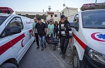 Varios palestinos cargan el cuerpo de un trabajador de World Central Kitchen en el hospital Al Aqsa en Deir al-Balah, en la Franja de Gaza, el martes 2 de abril de 2024.