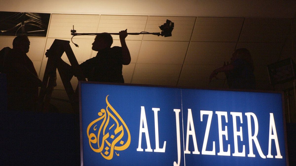 Gli operai hanno dato gli ultimi ritocchi allo skybox multimediale del canale di notizie via satellite Al-Jazeera all'interno del Madison Square Garden di New York (AP Photo/Charlie Neibergall)
