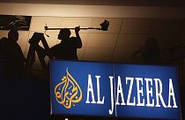 Οι εργάτες έβαλαν τις τελευταίες πινελιές στο skybox των μέσων ενημέρωσης για το δορυφορικό κανάλι ειδήσεων Al-Jazeera μέσα στο Madison Square Garden στη Νέα Υόρκη (AP Photo/Charlie Neibergall)
