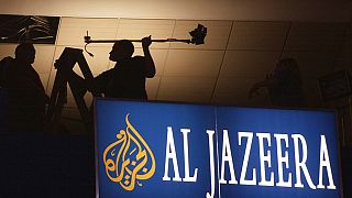 Los trabajadores dan los últimos retoques al palco mediático del canal de noticias por satélite Al-Jazeera en el Madison Square Garden de Nueva York (AP Photo/Charlie Neibergall)