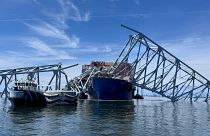 A ponte Francis Scott Key caída em Baltimore e o navio que a atingiu, o Dali.