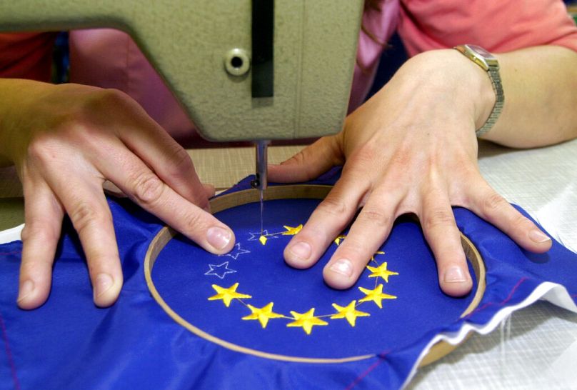 Una costurera borda las estrellas de una bandera de la UE en Budapest, abril de 2003.