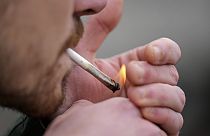 Ein Mann raucht Cannabis vor dem Dom in Köln, Deutschland, bei einer öffentlichen Konsumveranstaltung zum Start eines neuen Gesetzes am Montag, 1. April