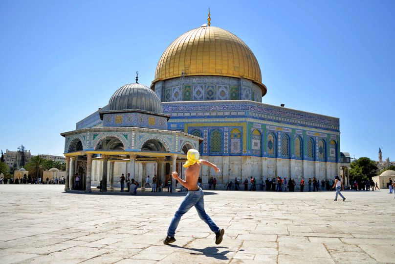 2013 szeptemberében palesztin fiatalok kővel dobáltak meg zsidó imádkozókat a Templom-hegyen