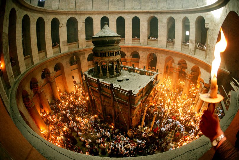 Ortodox keresztények szent tűz-ceremóniája nagyszombaton a Szent Sír-templomban