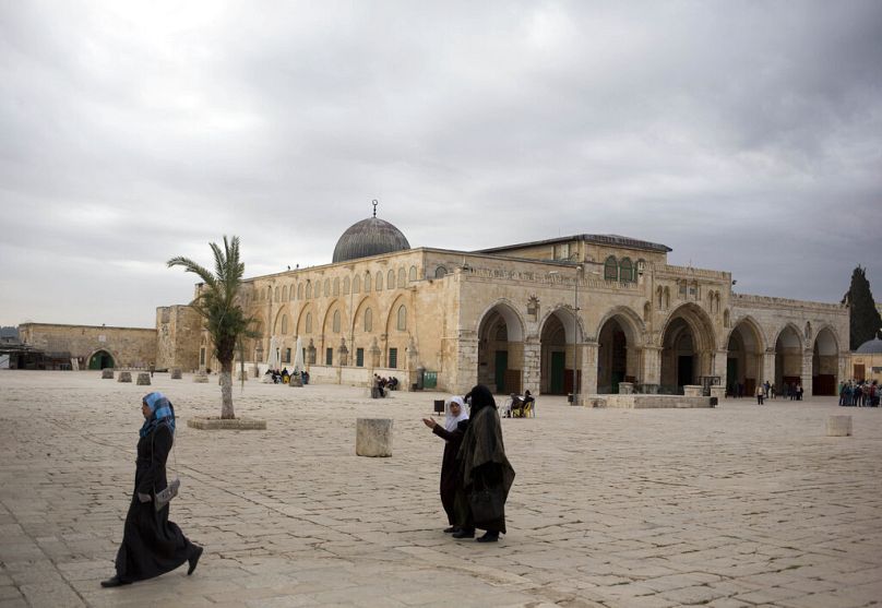 Az al-Aksza mecset fekete kupolája szerényen húzódik meg a Szikladóm arany kupolája mellett