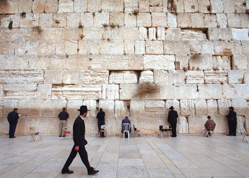 Nagy szomorúság forrása a zsidóság számára, hogy elméletben nem imádkozhatnak a Templom-hegyen, csak a Siratófalnál