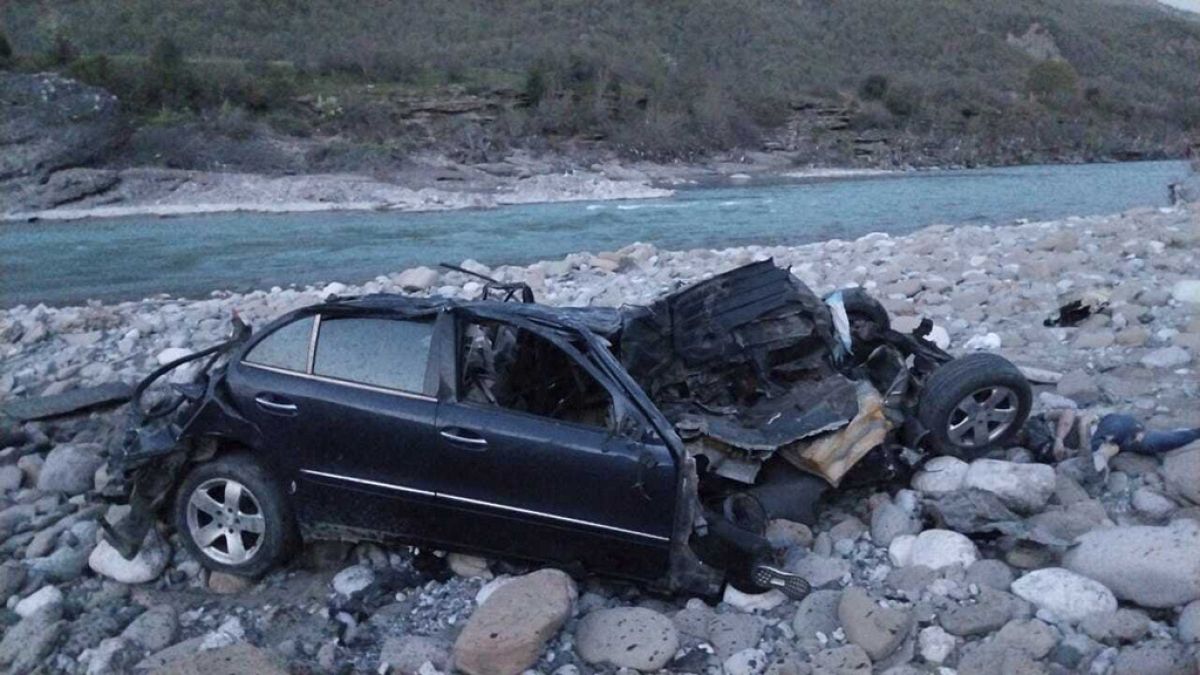Eight dead after car carrying suspected migrants crashes in Albania thumbnail