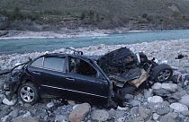 Imagen del vehículo siniestrado que cayó al río Vjosa a unos 240 kilómetros al sudeste de Tirana, capital de Albania.