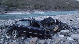 Une vue du véhicule endommagé qui s'est écrasé dans la rivière Vjosa à environ 240 kilomètres au sud-est de la capitale, Tirana, en Albanie.