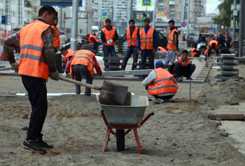 Vendégmunkások egy moszkvai útjavításon