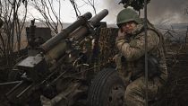 Ukrainische Soldaten der 71. Jägerbrigade feuern eine Haubitze M101 auf russische Stellungen an der Front in der Nähe von Awdijiwka, Region Donezk, Ukraine, 22.02.2024. 
