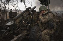 Ukrainische Soldaten der 71. Jägerbrigade feuern eine Haubitze M101 auf russische Stellungen an der Front in der Nähe von Awdijiwka, Region Donezk, Ukraine, 22.02.2024. 