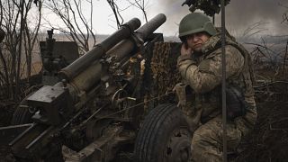 Soldados ucranianos da 71ª Brigada Jaeger disparam um obuseiro M101 contra posições russas na linha da Frente, perto de Avdiivka, região de Donetsk, Ucrânia, sexta-feira, 22 d