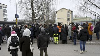 Familiares de alumnos de la escuela integral de Viertola esperan para ingresar a la escuela, en Vantaa, Finlandia, el martes 2 de abril de 2024.