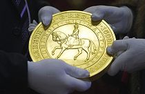 Moneda de oro de 15 kilogramos producida para celebrar el Jubileo de Platino de la difunta Reina Isabel II. 