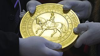 Moneda de oro de 15 kilogramos producida para celebrar el Jubileo de Platino de la difunta Reina Isabel II. 