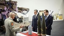 US-Außenminister Antony Blinken (Mitte) besuchte mit dem französischen Verteidigungsminister Sébastien Lecornu (rechts) eine Waffenfabrik in Versailles.