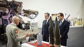 Госсекретарь США Энтони Блинкен с министром вооруженных сил Франции Себастьяном Лекорню на заводе в Версале