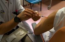 Инъекция вакцины от коронавируса через шприц