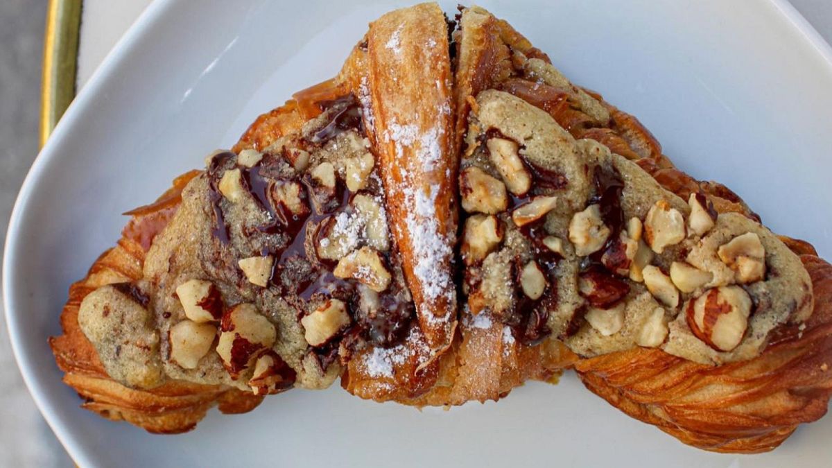 Парижки пекар съчета кроасан с бисквитено тесто в американски стил