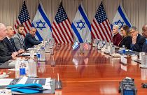 دیدار وزیر دفاع ایالات متحده (نفر اول راست) با وزیر دفاع اسرائیل (نفر اول چپ)